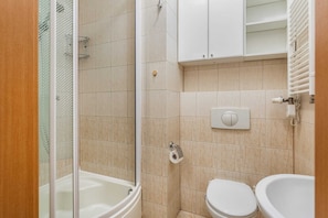 Dusche, Handtücher, Shampoo