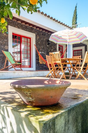 Outdoor dining - Cottage House with A/C – Big Garden - FREE Wood (Praia da Vitória)