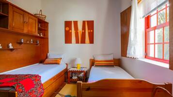 2 quartos, ferros/tábuas de passar roupa, berço de viagem