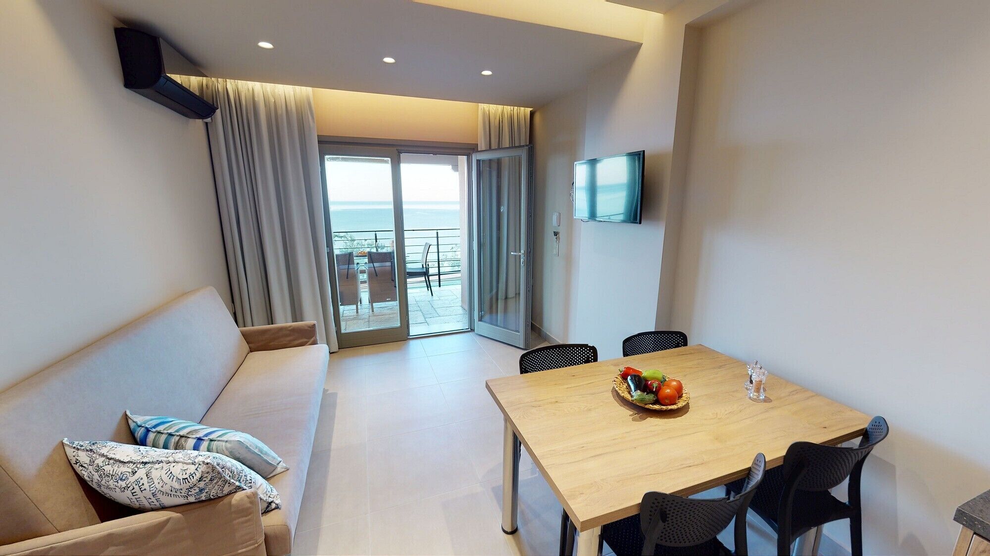 Apartamento junior, 1 habitación, junto a la piscina | Zona de estar | Smart TV de 32 pulgadas con canales digitales, una televisión