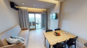 小型公寓, 1 间卧室, 池畔 | 起居区 | 32-英寸智能电视 （配备数码频道）、电视