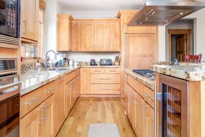 冰箱、微波炉、烤箱、炉灶