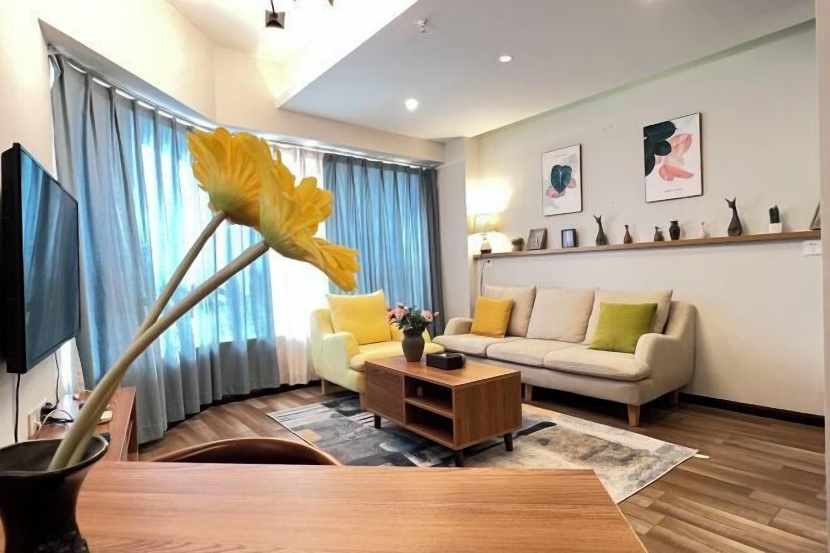 Ein modernes Wohnzimmer mit einer Couch, einem Couchtisch und Kunstwerken an der Wand.