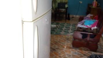 House, 1 Queen Bed | Private kitchen