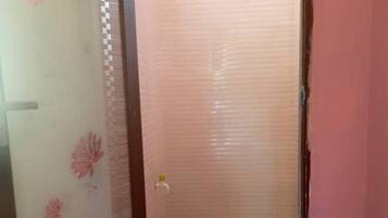 House, 1 Queen Bed | Bathroom | Shower, towels