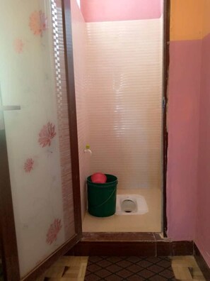 ハウス クイーンベッド 1 台 | バスルーム | シャワー、タオル