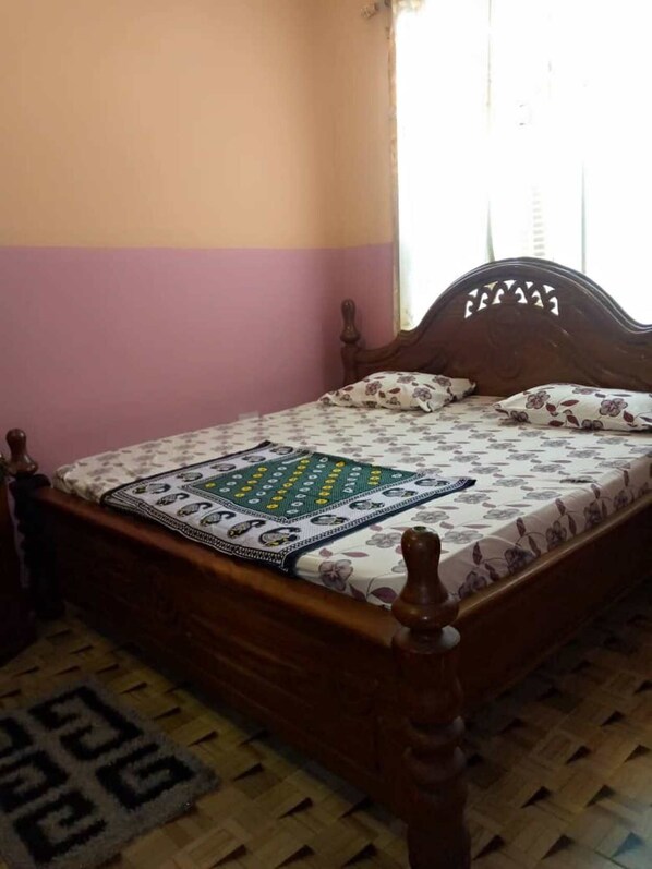 House, 1 Queen Bed | 1 bedroom, iron/ironing board, free WiFi, bed sheets