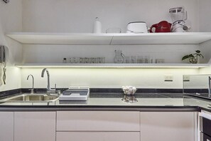 Frigorifero, microonde, forno, piano cottura