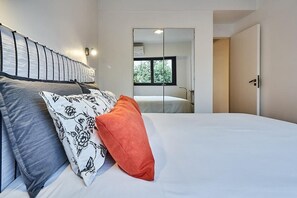 3 bedrooms, desk, iron/ironing board, free WiFi
