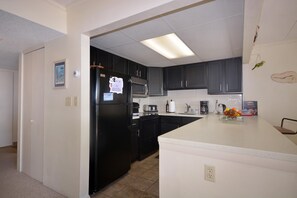 Frigorífico, microondas, horno y placa de cocina