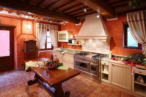 7 bedroom villa rental in the Chianti hills of Tuscany, pool, views
