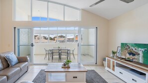 Smart TV, DVD player - Malibu Apartments Unit 1 - 5 Oak Street (Evans Head)