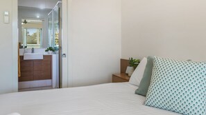 2 bedrooms, iron/ironing board, WiFi, bed sheets - Malibu Apartments Unit 1 - 5 Oak Street (Evans Head)
