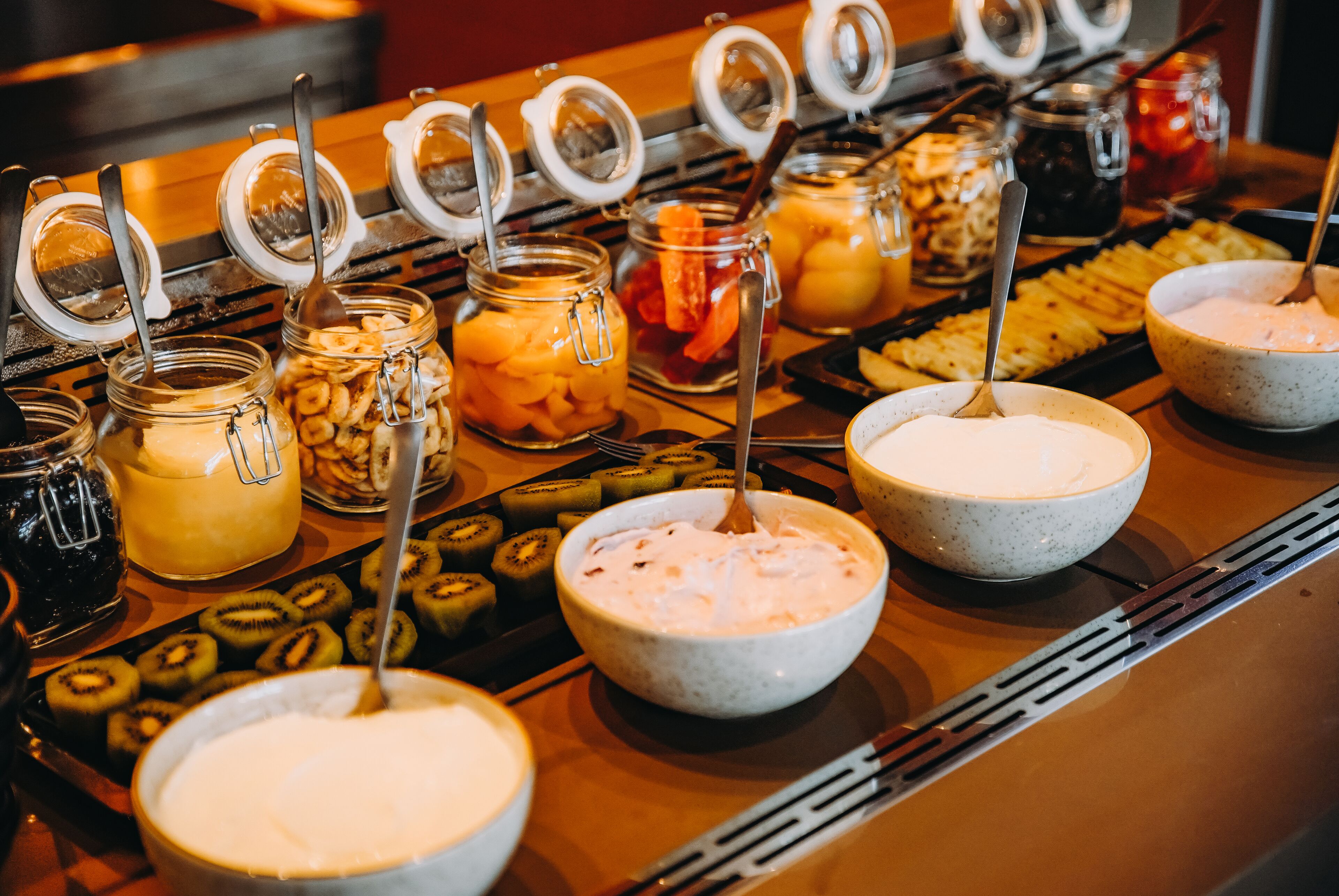 Un bufé con diversos alimentos y salsas.