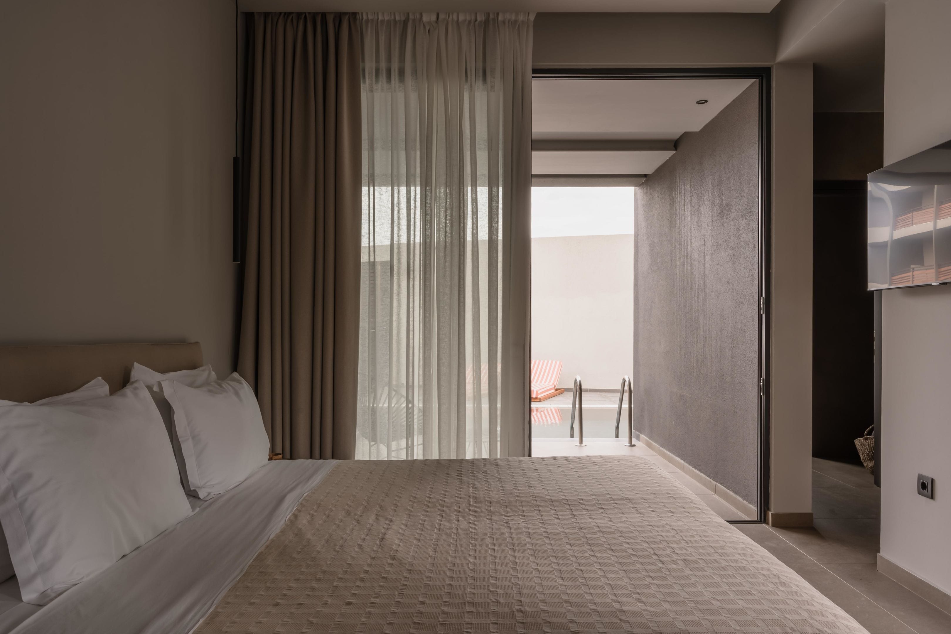 Suite with Private Pool | 房內夾萬、書桌、手提電腦工作空間、遮光窗簾/窗簾