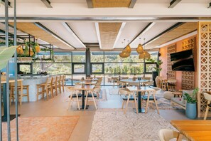 Frokost og middag serveres, utsikt mot hagen 