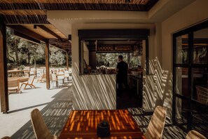 Bar på takterrassen, utsikt mot trädgården, öppet alla dagar