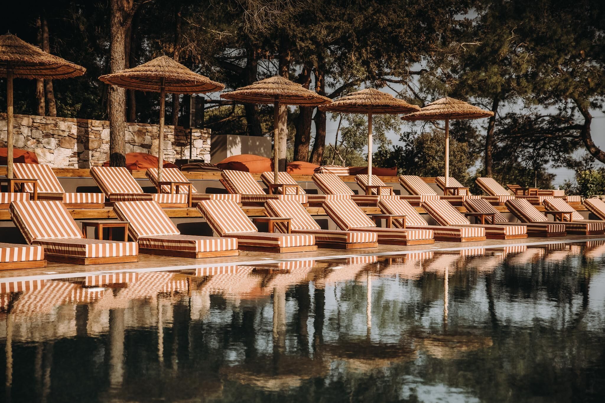 حمّام سباحة خارجي، مظلات على حمّام السباحة، مقاعد للتشمس