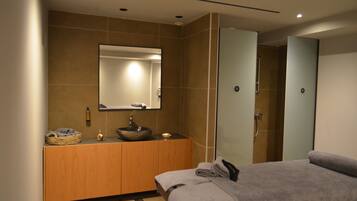 Sauna, soins corporels, massages des tissus profonds, gommages corporels