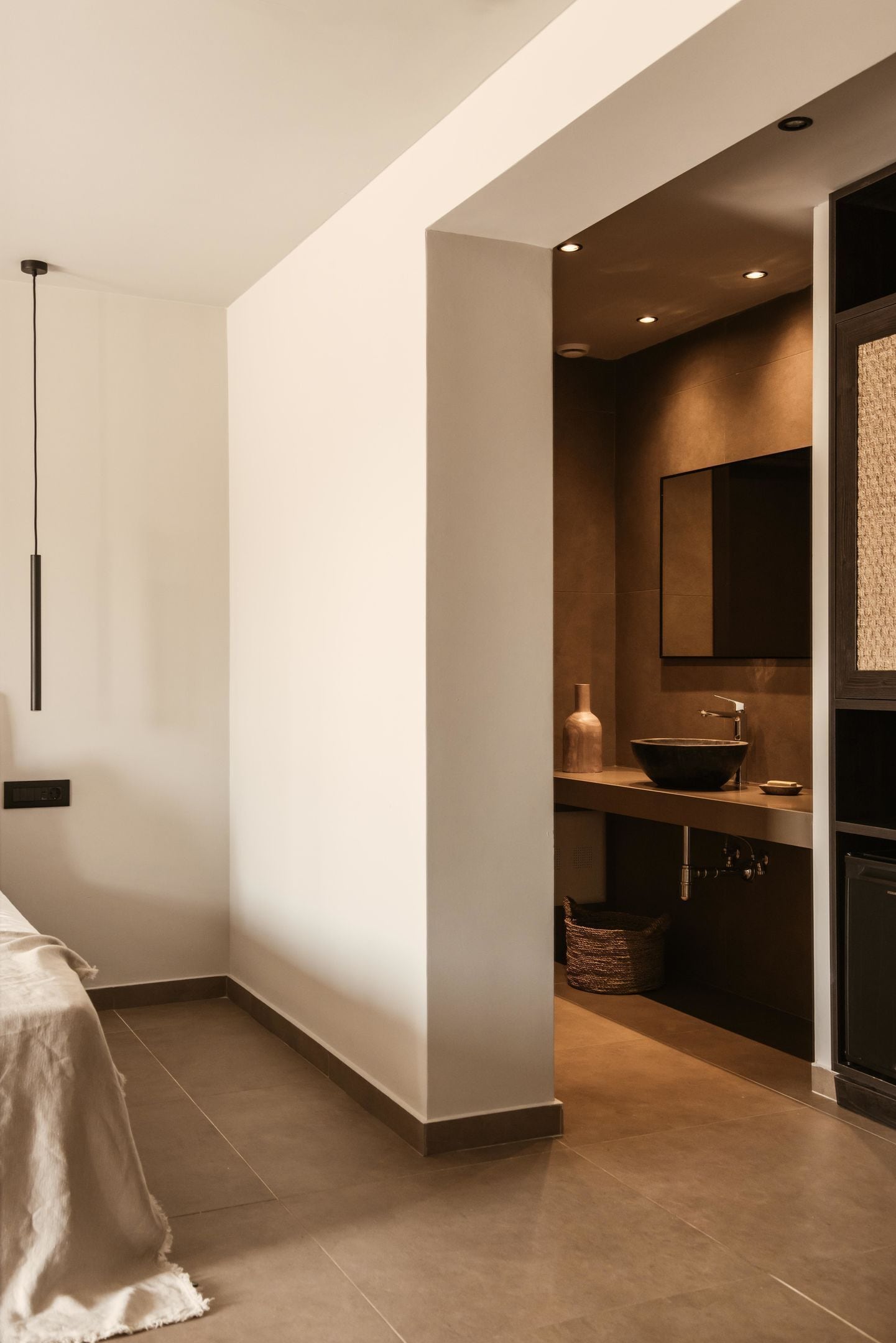 Une salle de bain moderne avec un grand miroir, un lavabo et un porte-serviettes.