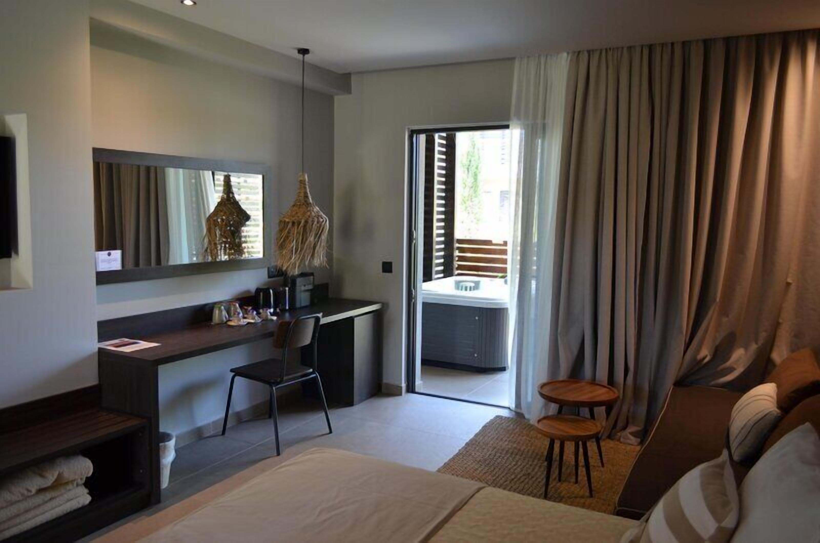 Suite with Jacuzzi | 低過敏寢具、客房內保險箱、書桌、筆電工作空間