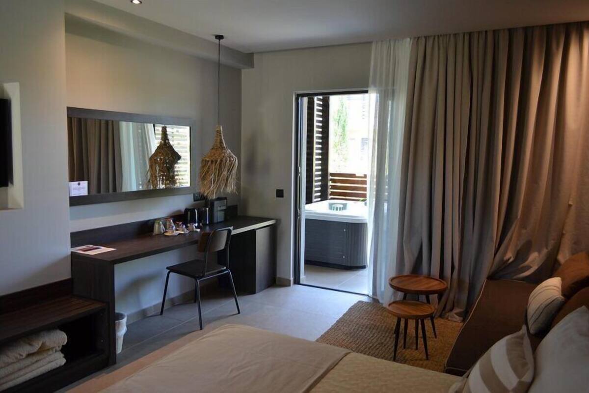Suite with Jacuzzi | Allergikerbettwaren, Zimmersafe, Schreibtisch