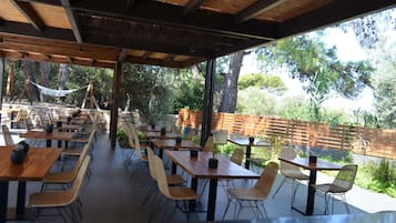 Bar en la azotea, con vista al jardín, abre todos los días