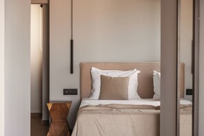 Suite Deluxe, banyera d'hidromassatge, vistes a la platja | Roba de llit hipoal·lergògena, caixa forta a l'habitació i escriptori 