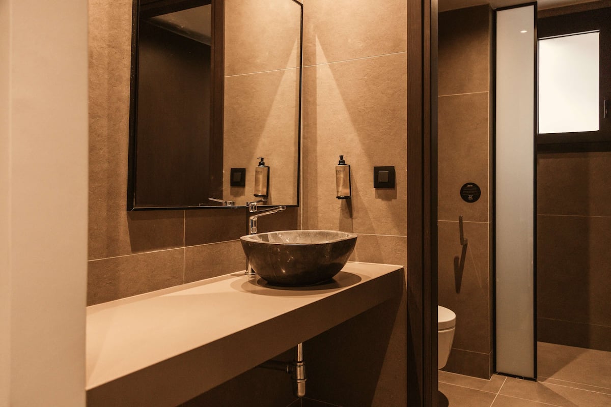 Shower, rainfall showerhead, free toiletries, hair dryer