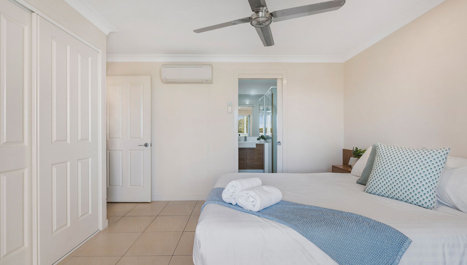 2 室のベッドルーム、アイロン / アイロン台、WiFi、ベッドシーツ