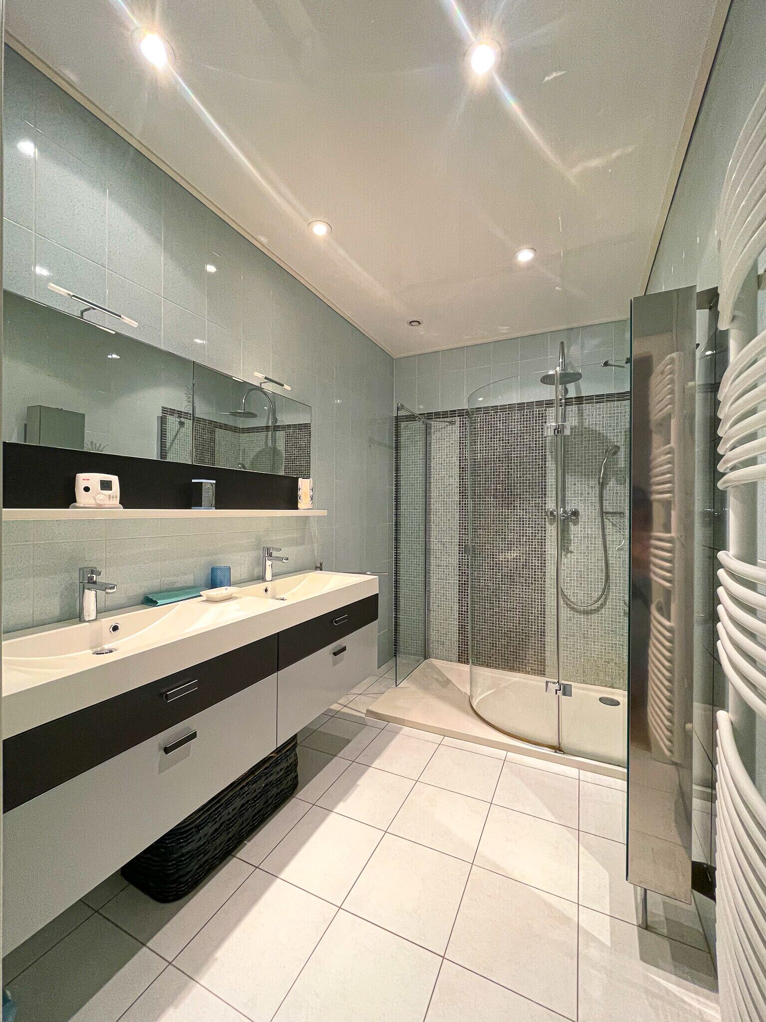 Articles de toilette gratuits, sèche-cheveux, serviettes fournies