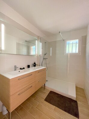 Een douche, gratis toiletartikelen, een haardroger, handdoeken