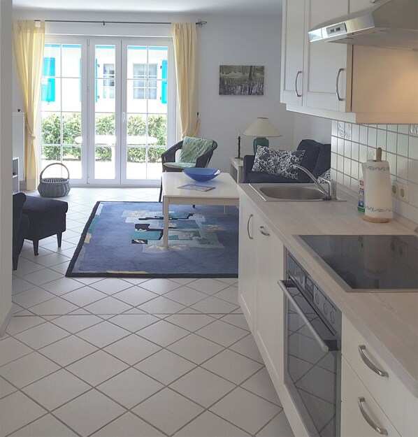 Réfrigérateur, un four, surface de cuisson, lave-vaisselle