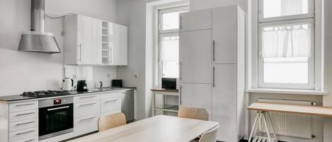 Réfrigérateur, micro-ondes, four, plaque de cuisson