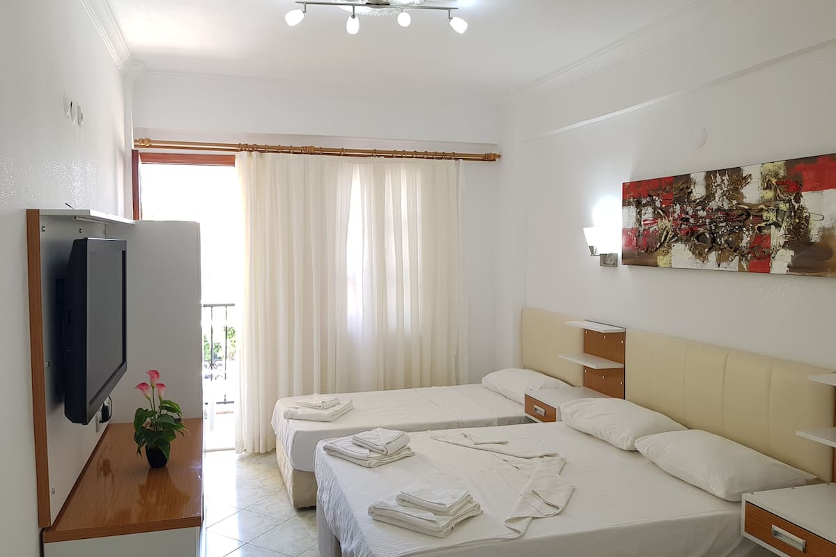 Premium bedding, minibar, free WiFi, bed sheets