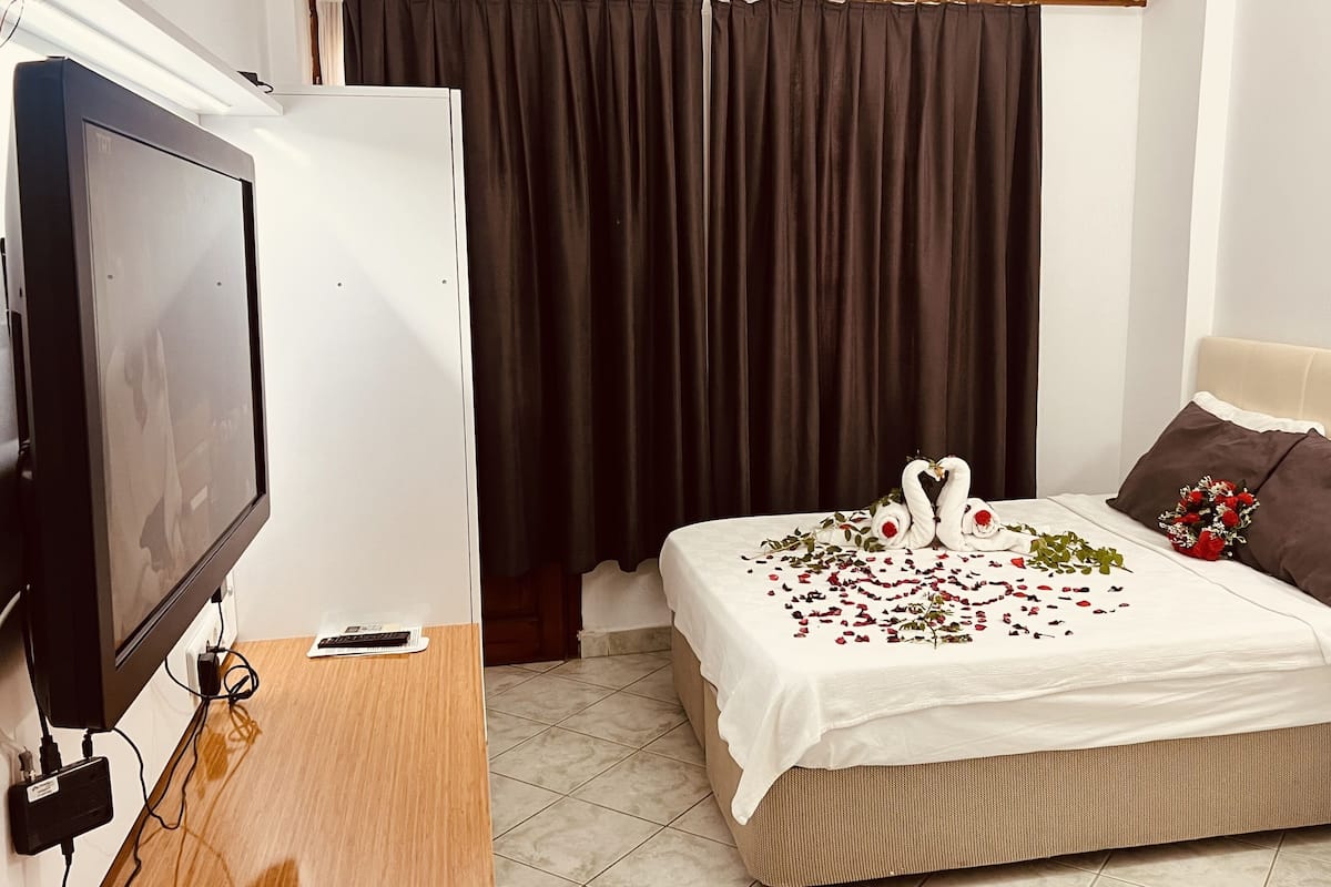 Premium bedding, minibar, free WiFi, bed sheets