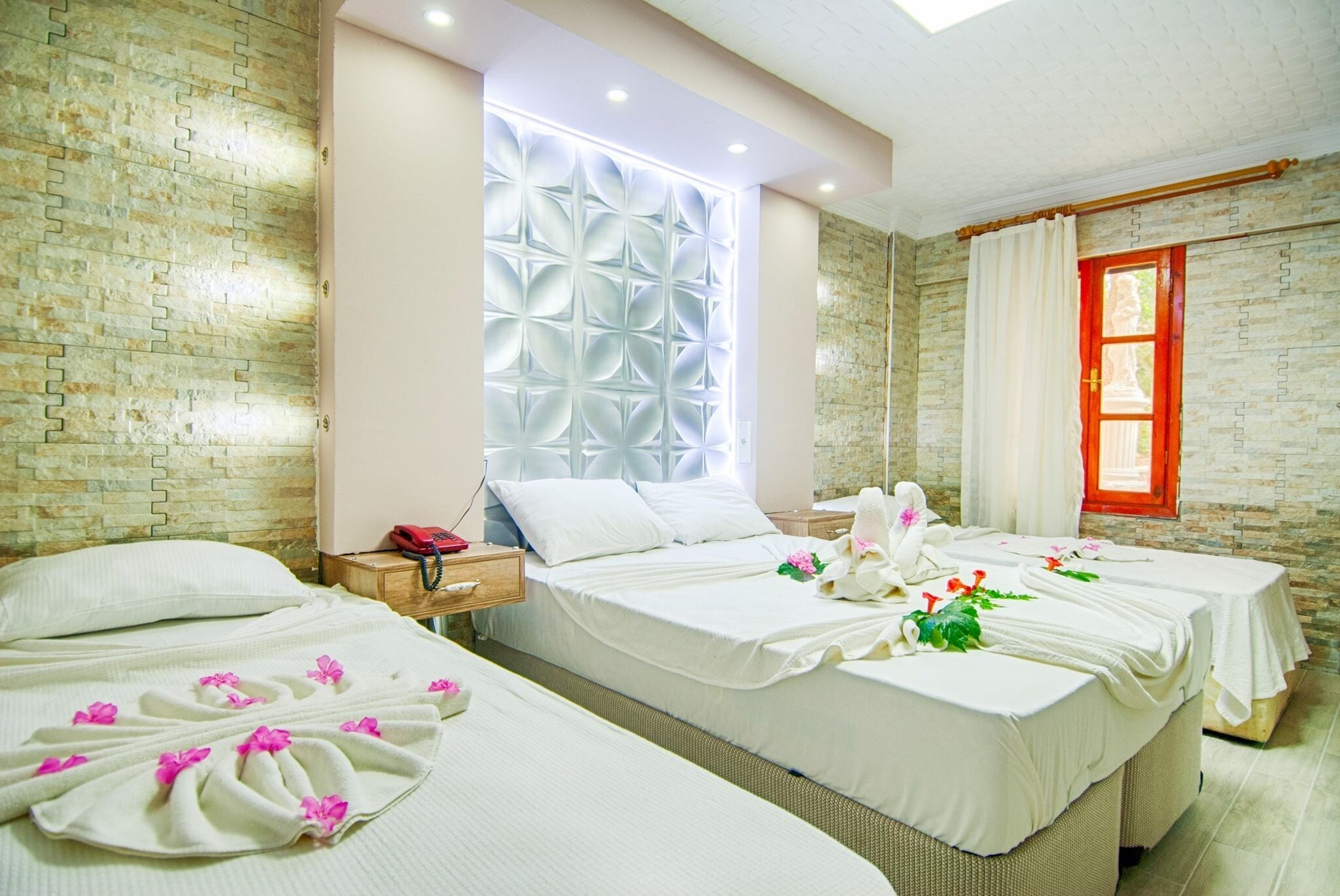 Chambre Triple Lune de Miel | Literie de qualité supérieure, minibar, Wi-Fi gratuit, draps fournis