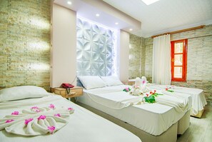 Chambre Triple Lune de Miel | Literie de qualité supérieure, minibar, Wi-Fi gratuit, draps fournis