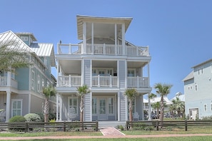 Exterior - Stunning, Pet-Friendly,Beach Home Beside Dune Pool w/Extra Amenities Nearby (Port Aransas)