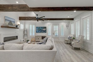 Smart TV, fireplace - Stunning, Pet-Friendly,Beach Home Beside Dune Pool w/Extra Amenities Nearby (Port Aransas)