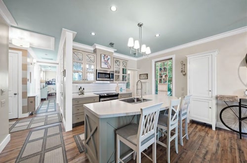 Captain’s Cove Lake Cottage with Dock, Pool, & Game Room