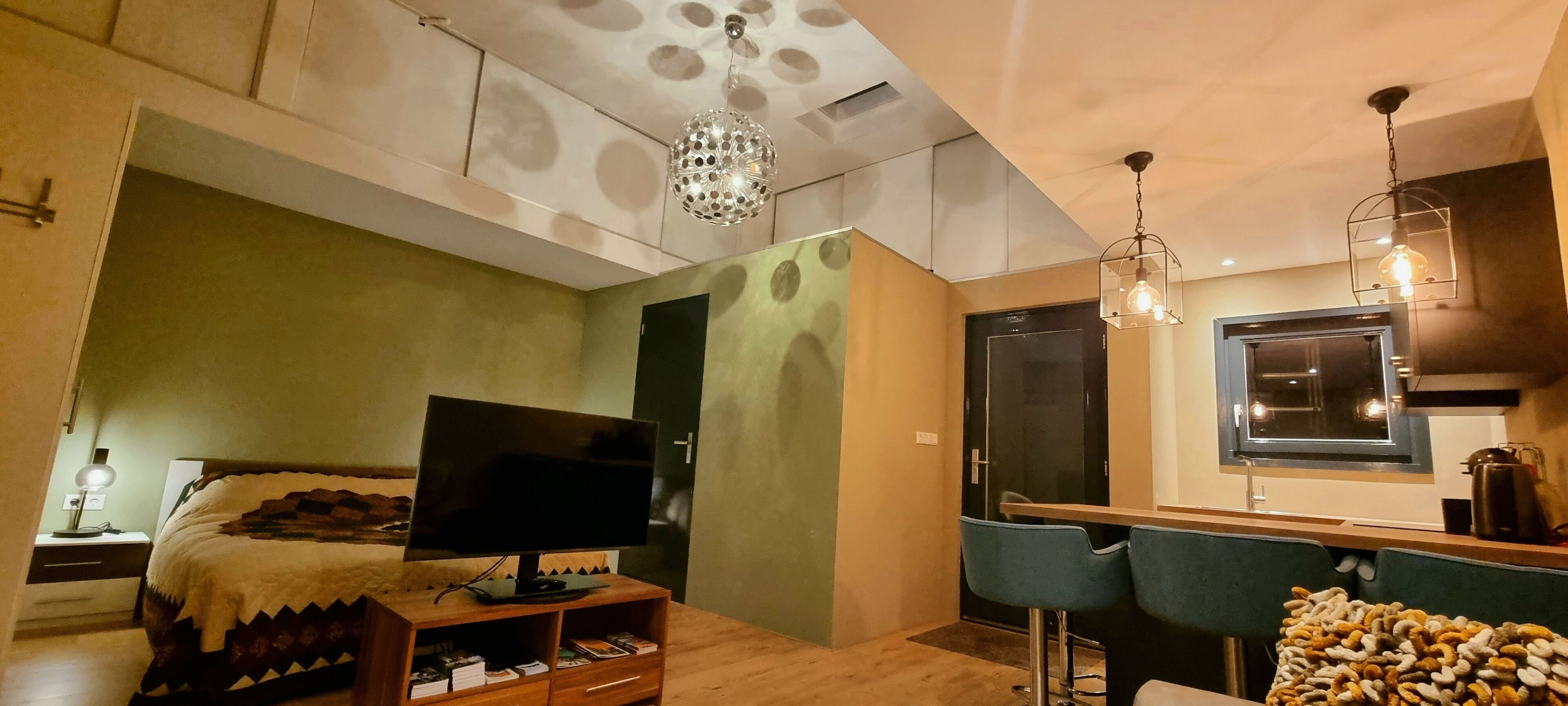 1 多间卧室、办公桌、隔音、熨斗/熨衣板