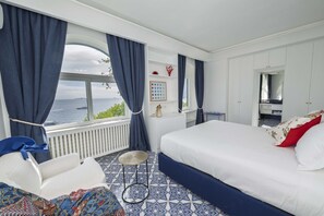 6 chambres, coffres-forts dans les chambres, fer et planche à repasser
