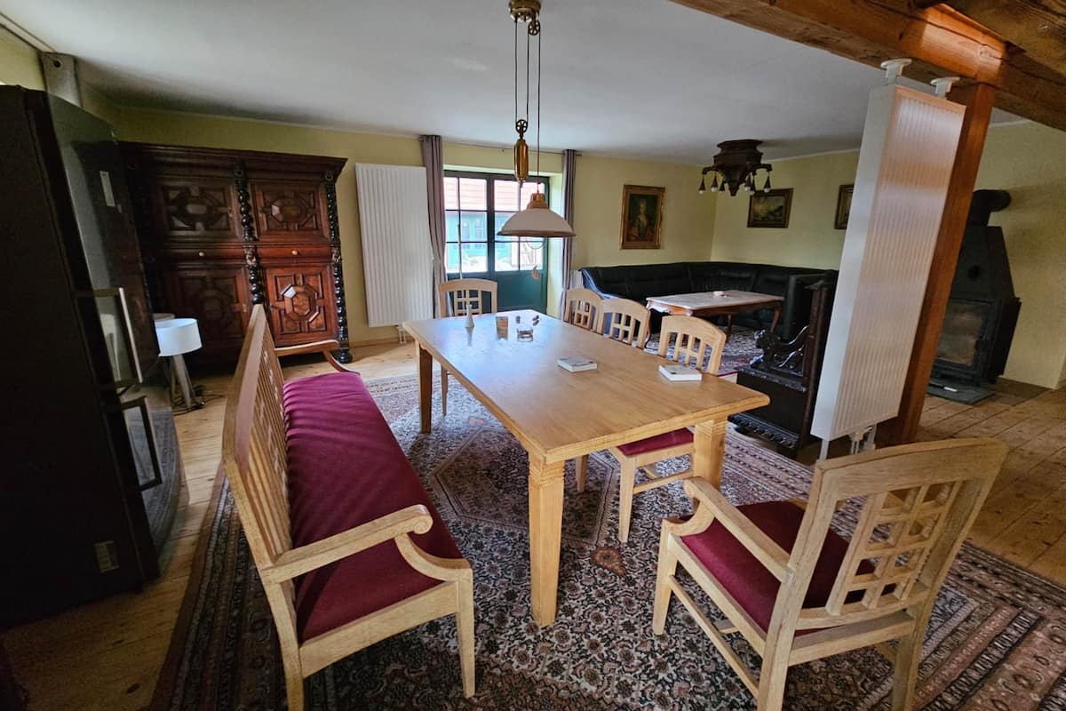 Haus mit 3 Schlafzimmern | Wohnbereich | 50-Zoll-Flachbildfernseher mit Satellitenempfang, Fernseher