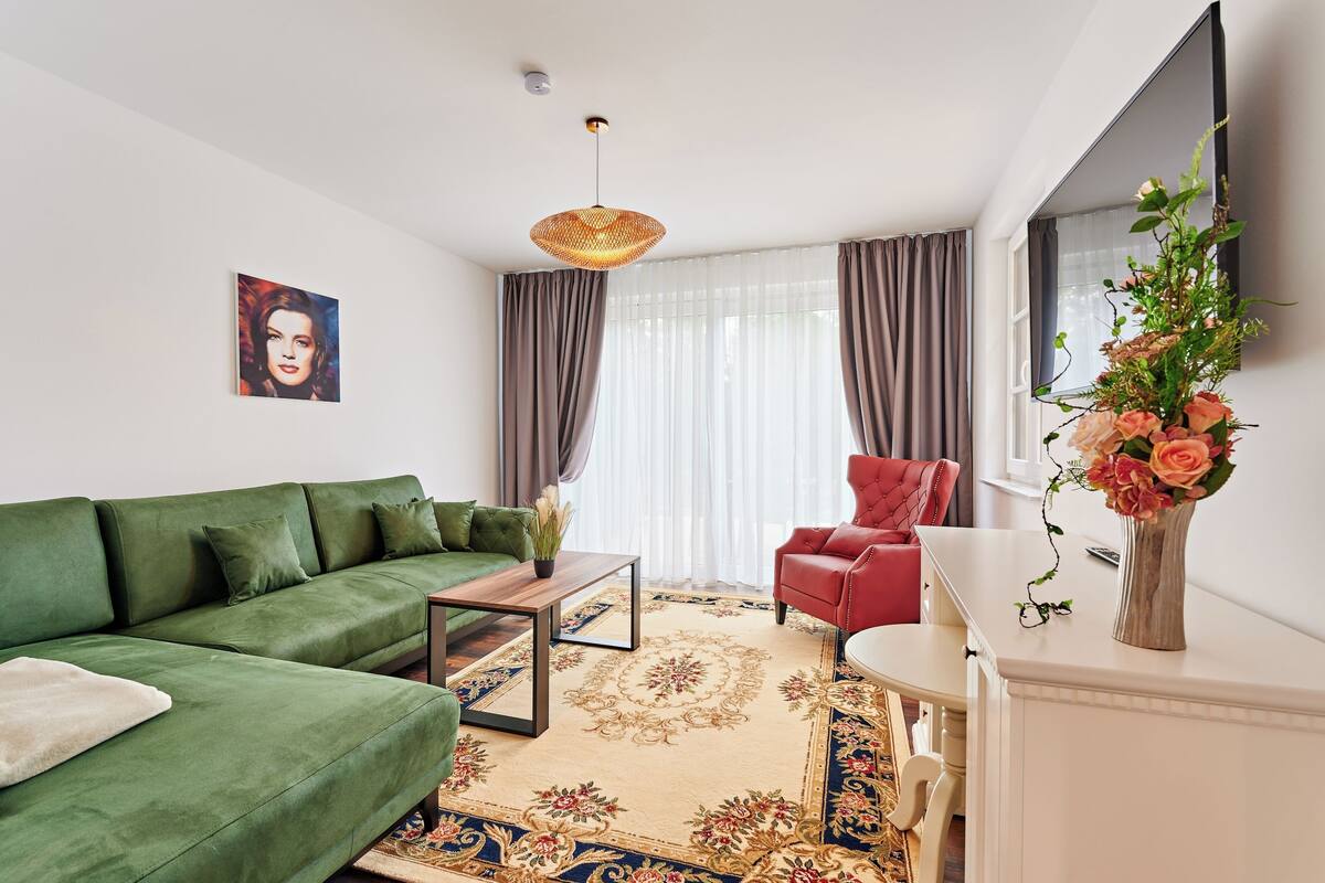 Apartment, Sauna | Wohnbereich | 50-Zoll-Flachbildfernseher mit Satellitenempfang, Fernseher