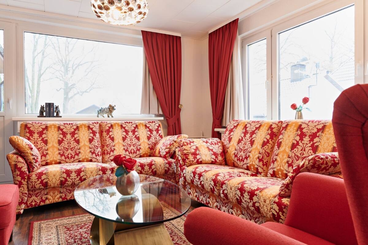 Haus mit 2 Schlafzimmern | Wohnbereich | 50-Zoll-Flachbildfernseher mit Satellitenempfang, Fernseher