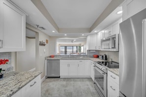 Refrigerador, microondas, horno y parrilla de estufa 