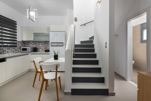 Réfrigérateur, four à micro-ondes, un four, surface de cuisson