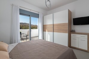 4 bedrooms, iron/ironing board, free WiFi, bed sheets