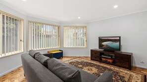 TV, computer monitors - Southern Escape by Experience Jervis Bay (Sanctuary Point)